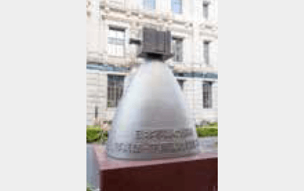 馬車道通りに立つ日本写真界の開祖・下岡蓮杖の碑