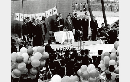 玉川線時代の玉電用賀駅の停車場