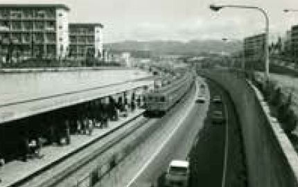 新御堂筋が目前を通る桃山台駅ホーム（昭和40年代頃）