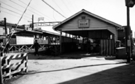 昭和30年代頃と思われる木造駅舎の御嶽山駅